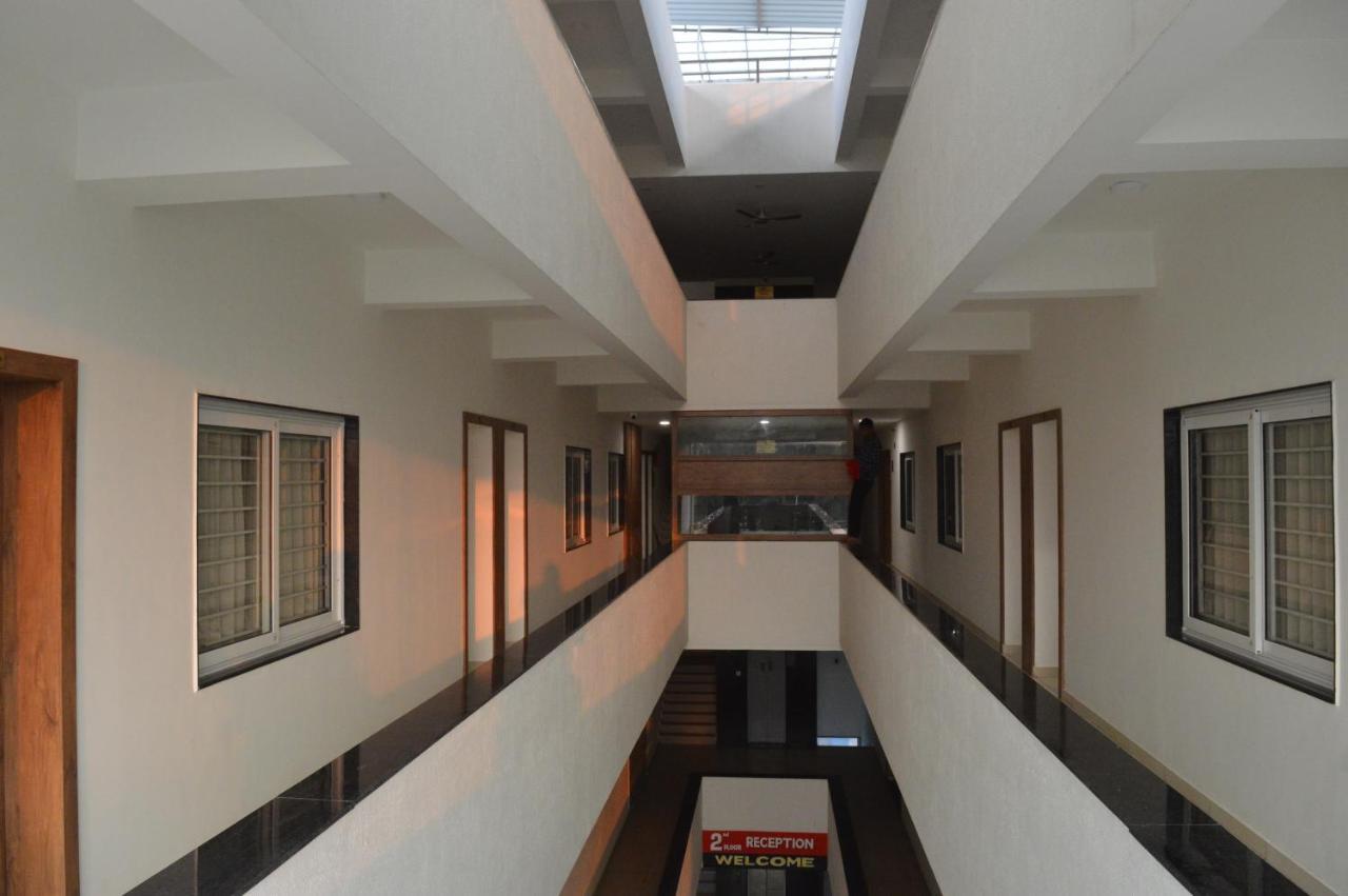 Hotel Revive Veraval Exterior foto